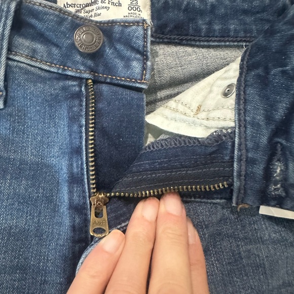 Abercrombie and fitch, NWT women’s distressed jeans, 23-000 - Picture 6 of 6